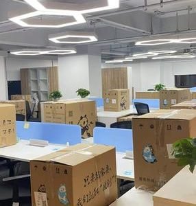 公司搬家服务中，各处放置着已经打包好的办公物品。家具拆装 搬家费用如何计算？ 纽约搬家公司 法拉盛搬家公司推荐 法拉盛有哪些值得推荐的搬家公司？NYC, New York, NY