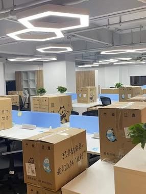 公司搬家服务中，各处放置着已经打包好的办公物品。家具拆装 搬家费用如何计算？ 纽约搬家公司 法拉盛搬家公司推荐 法拉盛有哪些值得推荐的搬家公司？NYC, New York, NY