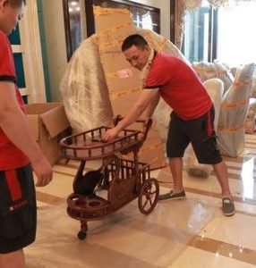 商铺搬迁，搬运工人正在搬运打包好的物品。纽约搬家公司哪家好？ 搬家如何打包易碎物品 纽约搬家费用 法拉盛搬家公司 物品打包 NYC, New York, NY
