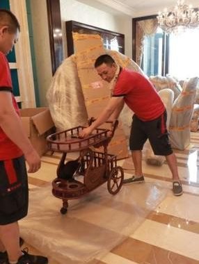商铺搬迁，搬运工人正在搬运打包好的物品。纽约搬家公司哪家好？ 搬家如何打包易碎物品 纽约搬家费用 法拉盛搬家公司 物品打包 NYC, New York, NY