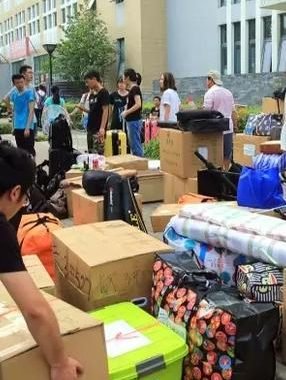 宿舍搬家，学生们正在将打包好的物品搬到楼下来。搬家打包和运输一站式服务 搬家前需要做哪些准备？ 公司搬家 搬家后如何清理旧居？NYC, New York, NY