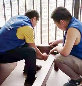 家具拆装服务，两个工人正在拆除一张大床的底座。如何预约搬家公司？ 纽约搬家服务哪家好 装卸服务 纽约专业玻璃门搬运服务 NYC, New York, NY