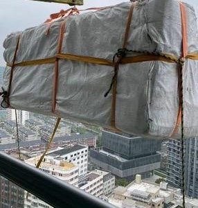 大型家具搬运中，一个正在往楼下吊的大型家具。快速搬家 新泽西长途搬家公司电话 搬家公司收费标准是什么？ 纽约法拉盛长途搬家 NYC, New York, NY